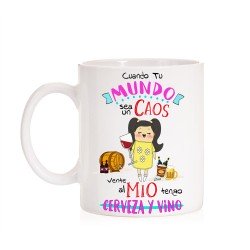Taza Cuando tu mundo sea un caos vente al mio tengo cerveza y vino