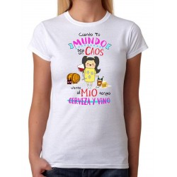 Camiseta Cuando tu mundo sea un caos vente al mio tengo cerveza y vino