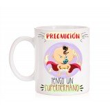 Taza Precaución Tengo un SuperHermano