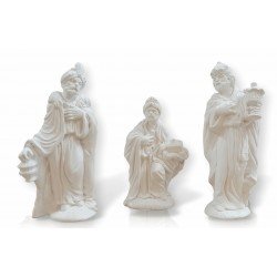 Figuras de 3 reyes magos en adoración en el nacimiento