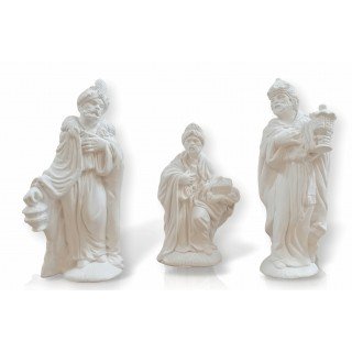 Figuras de 3 reyes magos en adoración en el nacimiento