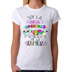 Camiseta mujer Soy la oveja arcoiris de la familia